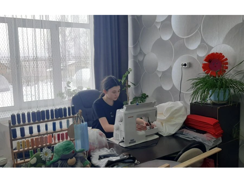 Воспитанники Сретенского центра шьют для бойцов